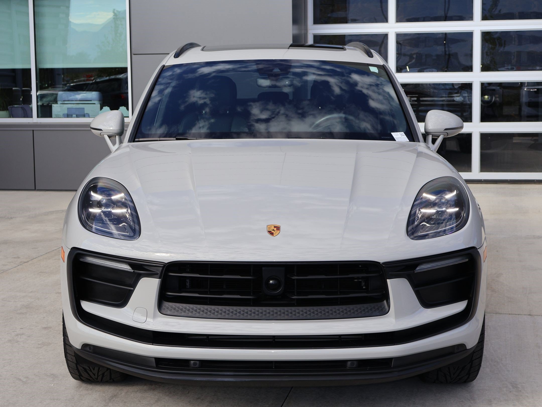 Used 2023 Porsche Macan AWD/4WD image 2