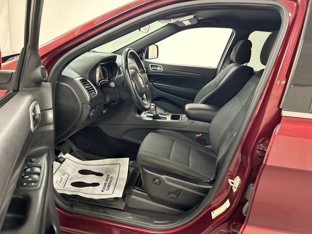 Used 2018 Jeep Grand Cherokee Laredo AWD/4WD image 9