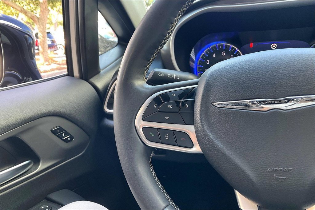 Used 2025 Chrysler Pacifica Select FWD image 8