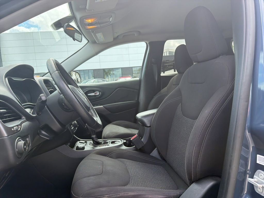 Used 2019 Jeep Cherokee Latitude w/ Cold Weather Group AWD/4WD image 2