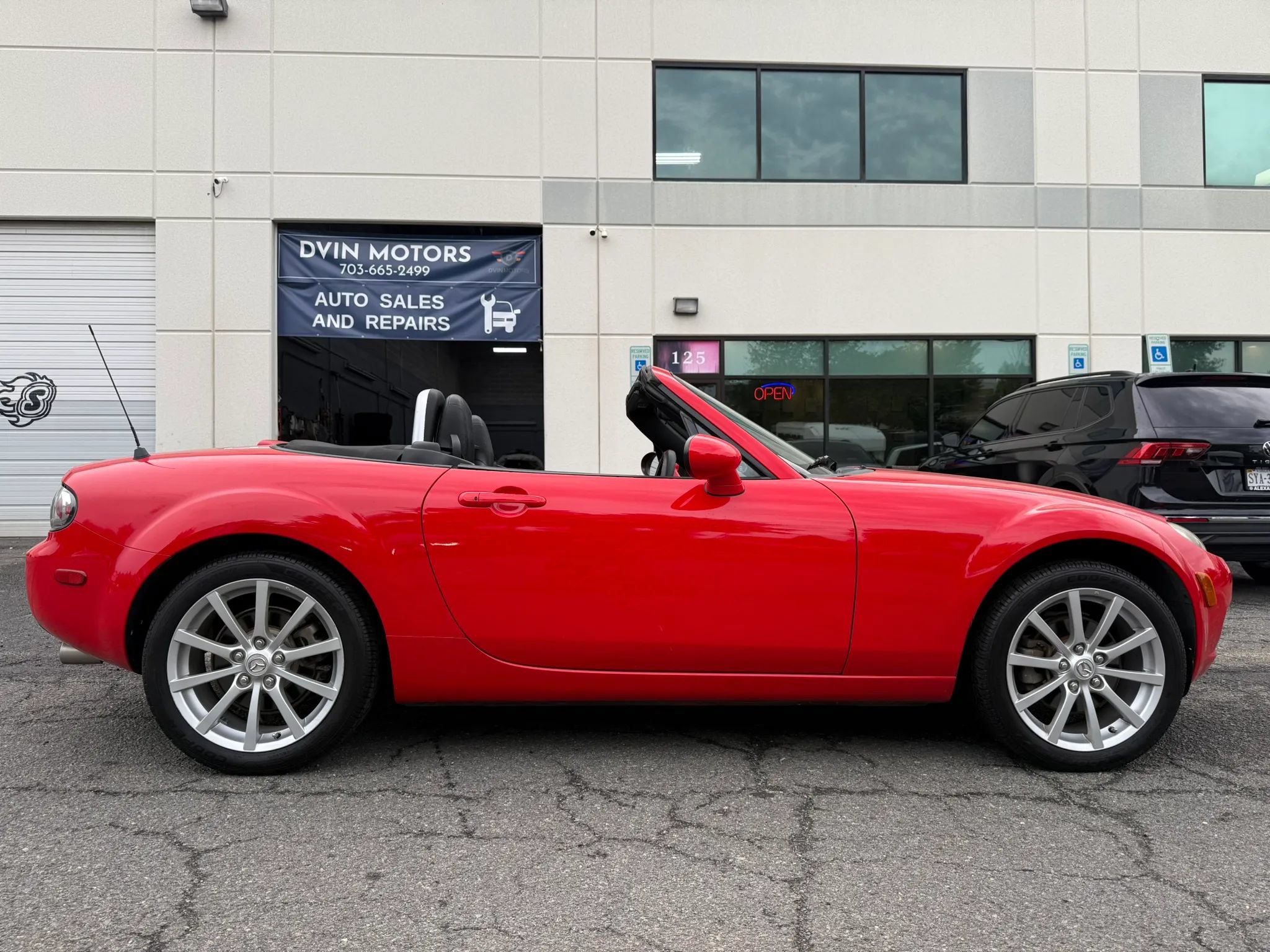 Used 2006 MAZDA MX-5 Miata Grand Touring w/ Premium Pkg RWD image 3