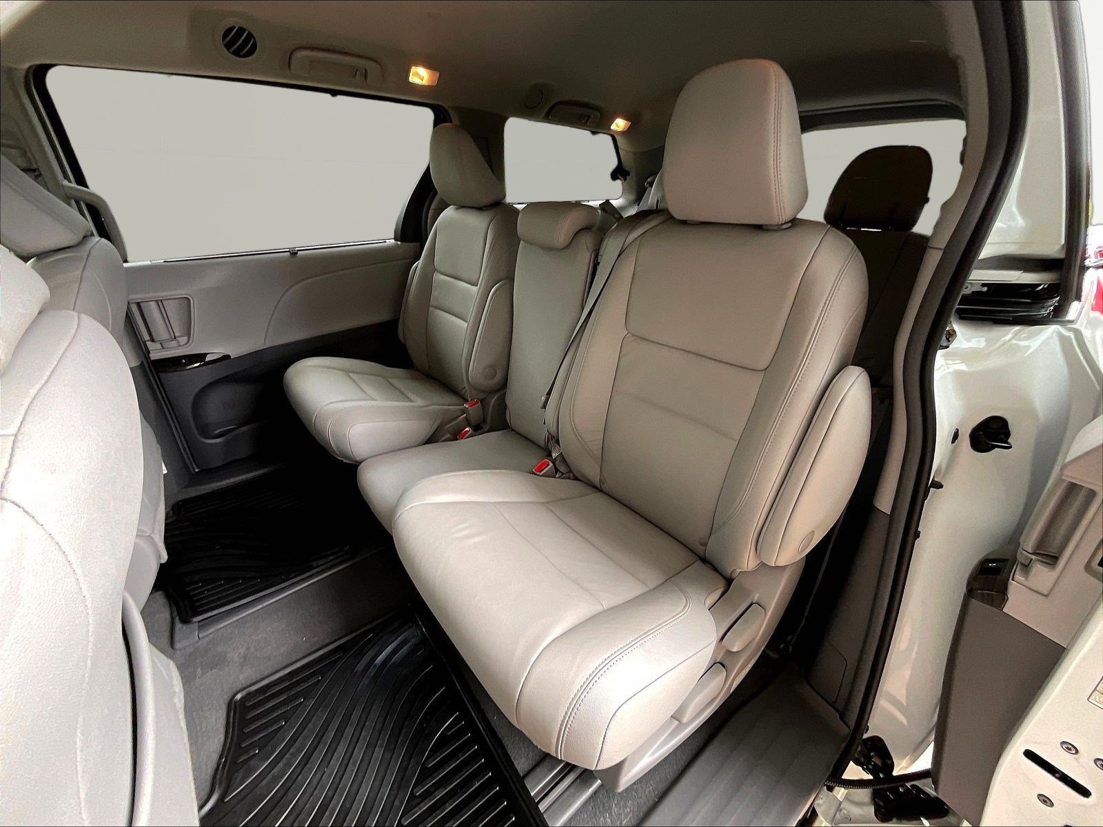 Used 2019 Toyota Sienna XLE w/ XLE Navigation Package FWD image 21