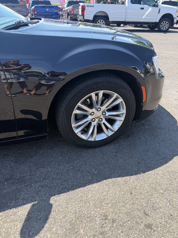 Used 2017 Chrysler 300 C RWD image 12