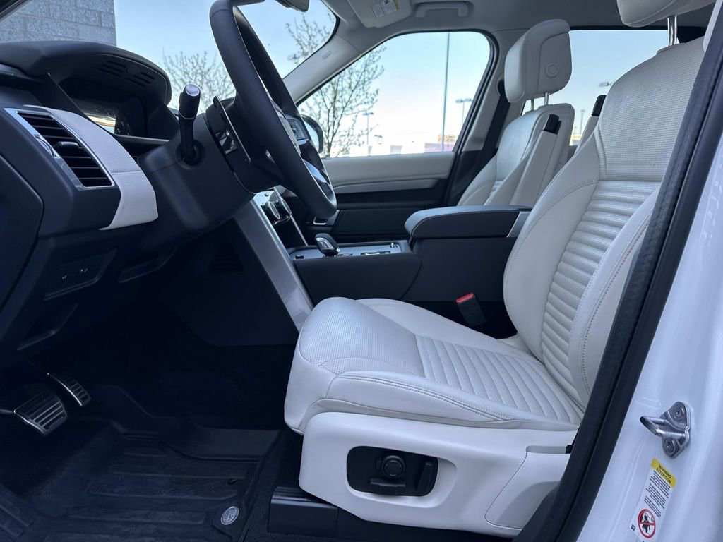 Certified 2025 Land Rover Discovery Dynamic SE AWD/4WD image 19