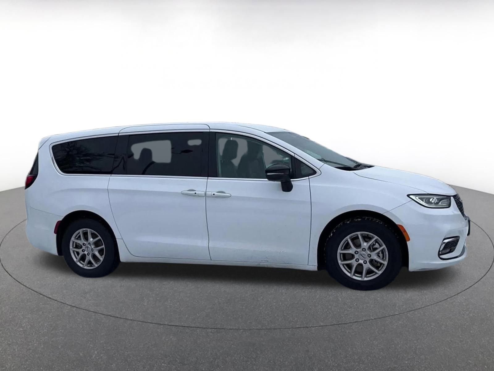 Used 2024 Chrysler Pacifica Touring-L image 16