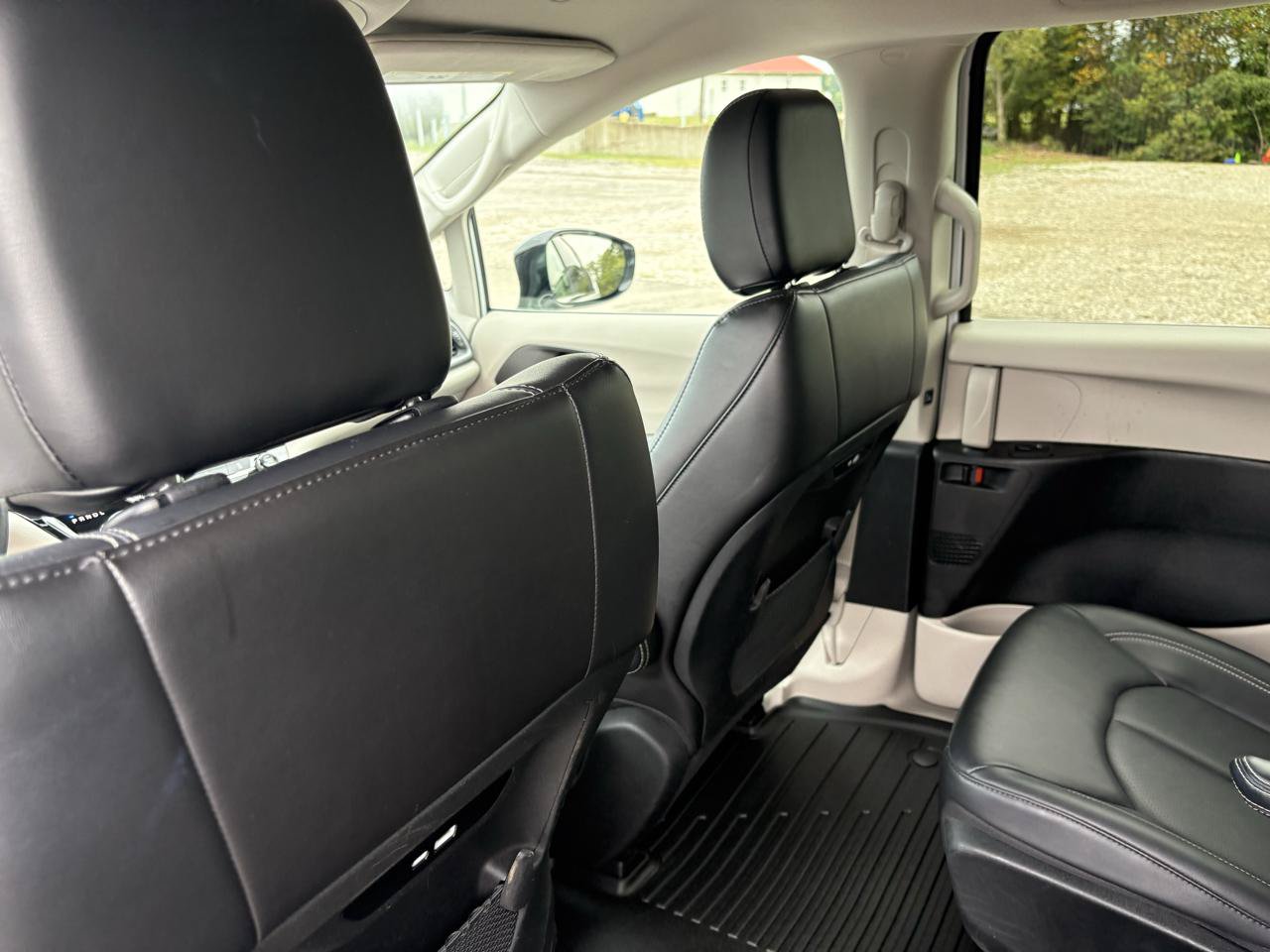 Used 2024 Chrysler Pacifica Limited FWD image 31