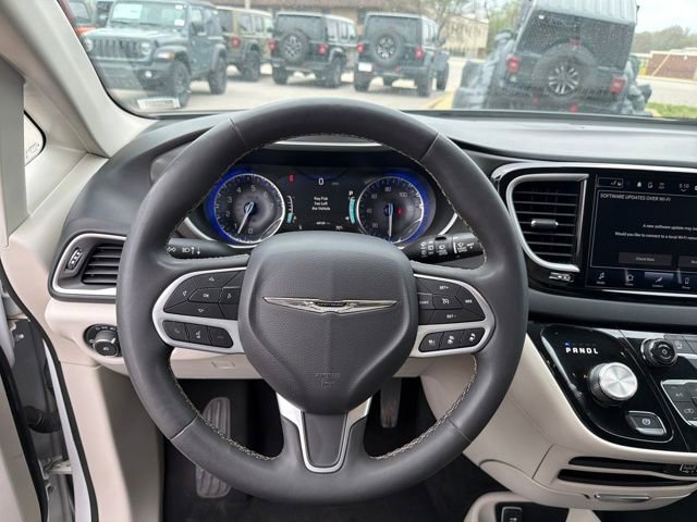 Used 2023 Chrysler Pacifica Touring-L image 33