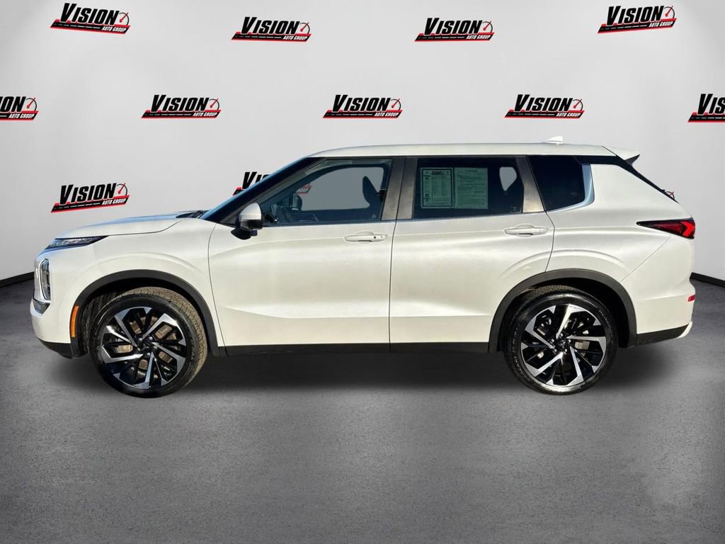 Used 2023 Mitsubishi Outlander SE image 8