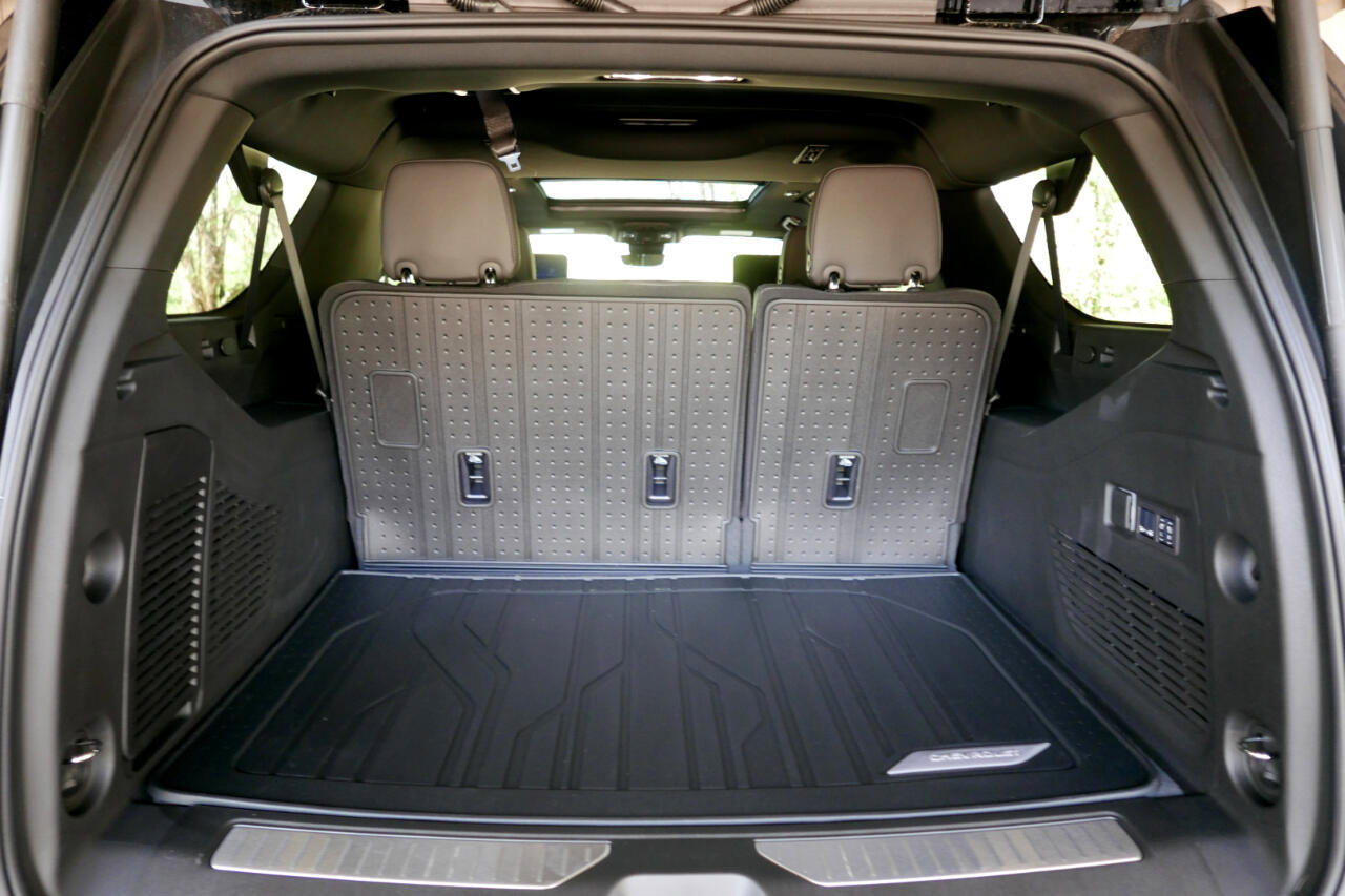Used 2025 Chevrolet Suburban High Country image 32
