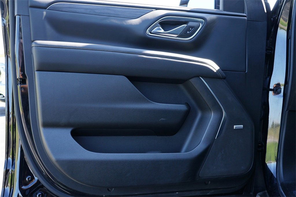 Used 2023 GMC Yukon XL SLT w/ SLT Luxury Package image 14