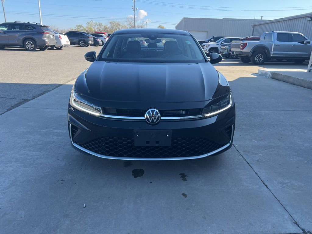Used 2025 Volkswagen Jetta SE image 2