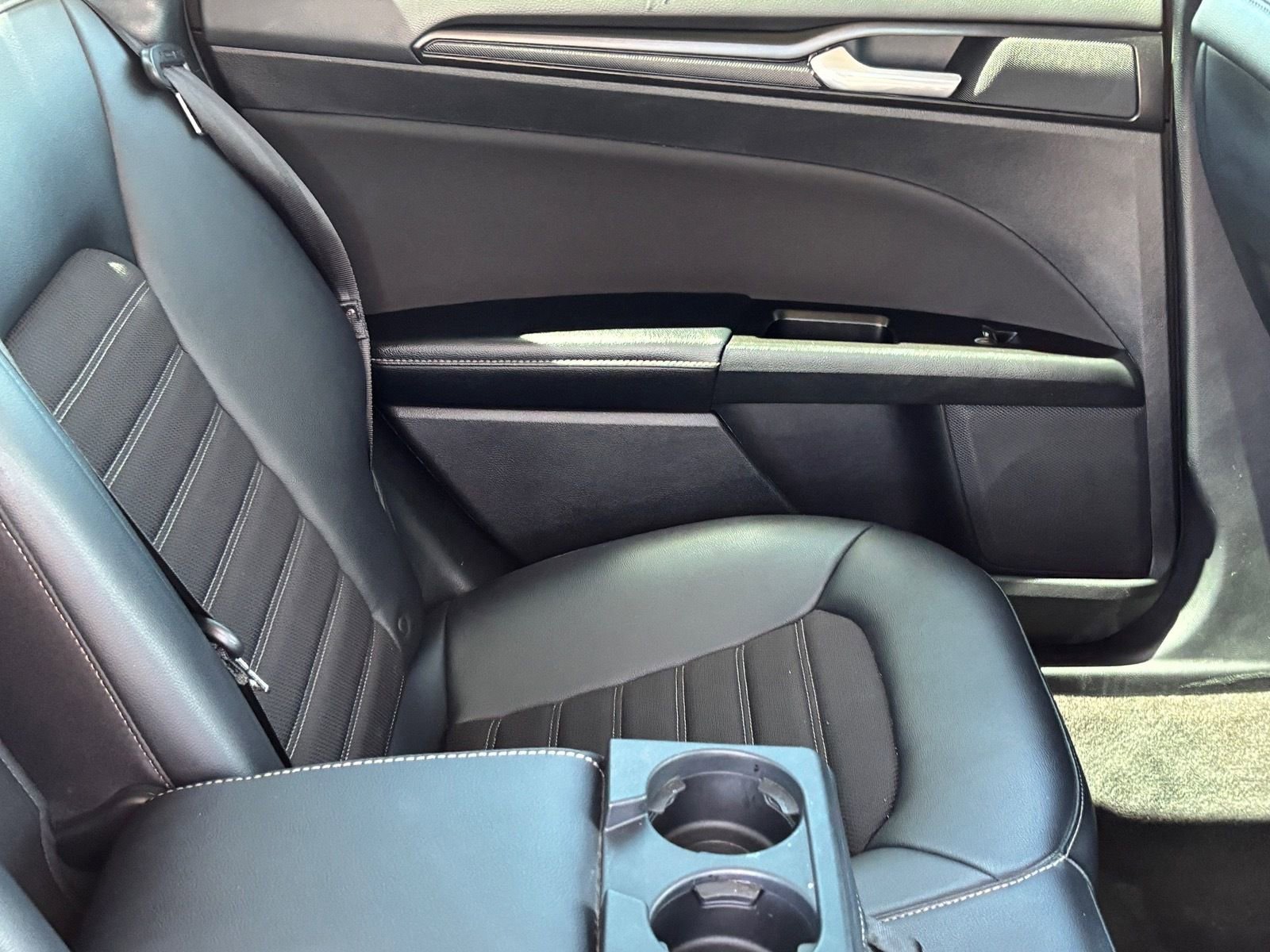 Used 2018 Ford Fusion SE w/ Equipment Group 601A FWD image 11