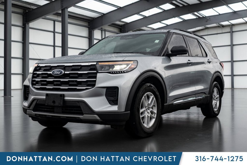 Used 2025 Ford Explorer Active AWD/4WD image 1