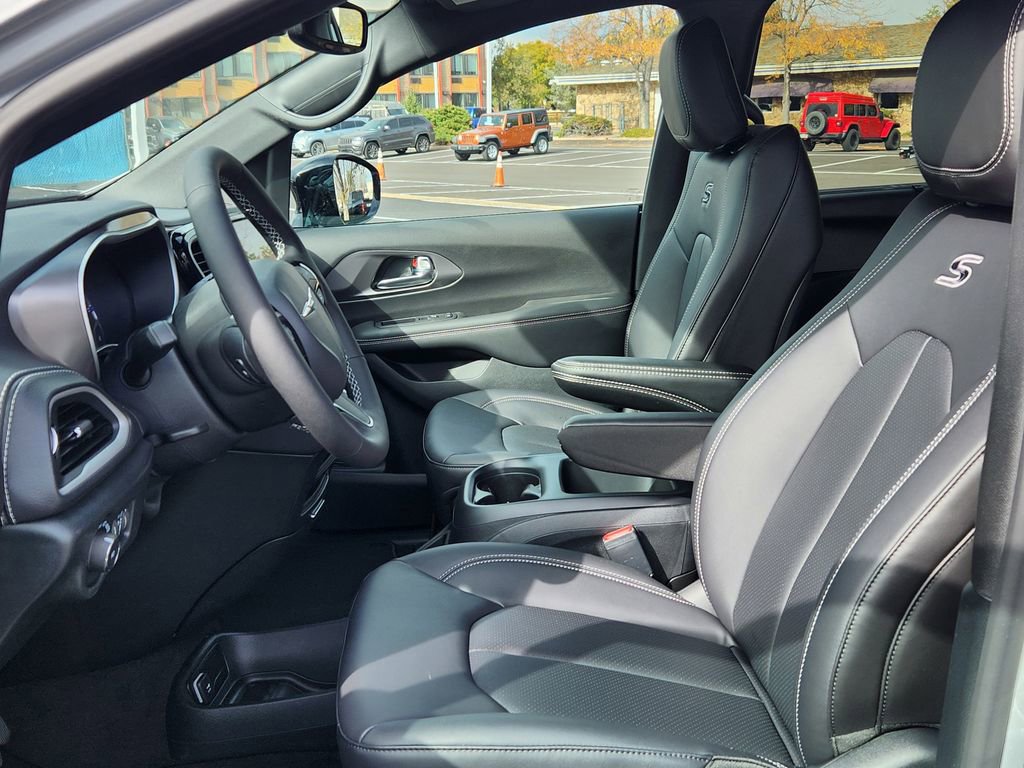 New 2026 Chrysler Pacifica Select w/ S Appearance Package image 8