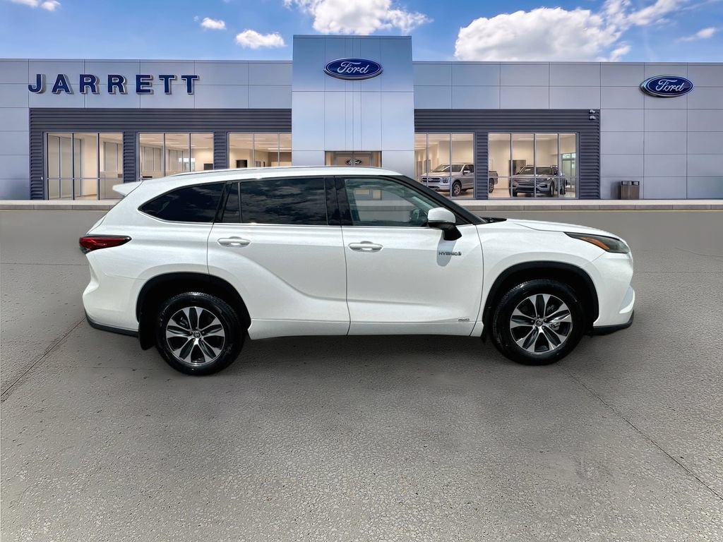 Used 2021 Toyota Highlander XLE AWD/4WD image 8