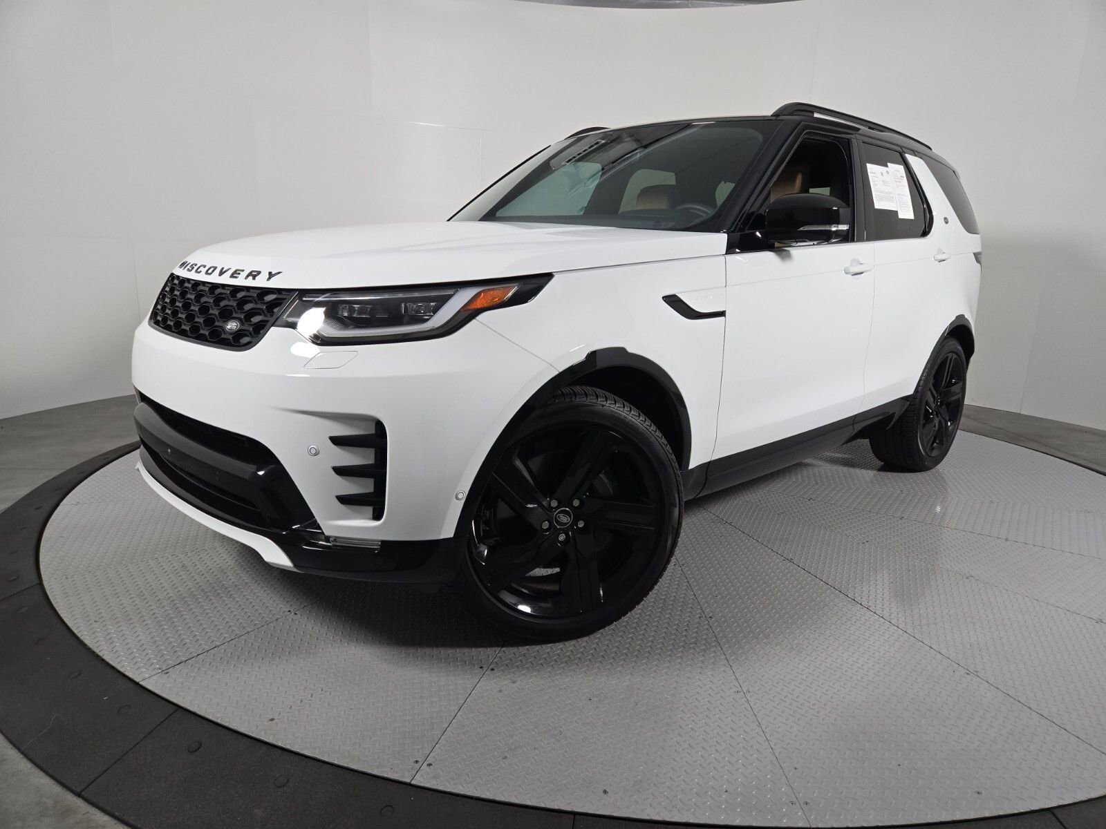 Used 2025 Land Rover Discovery Dynamic SE AWD/4WD image 1