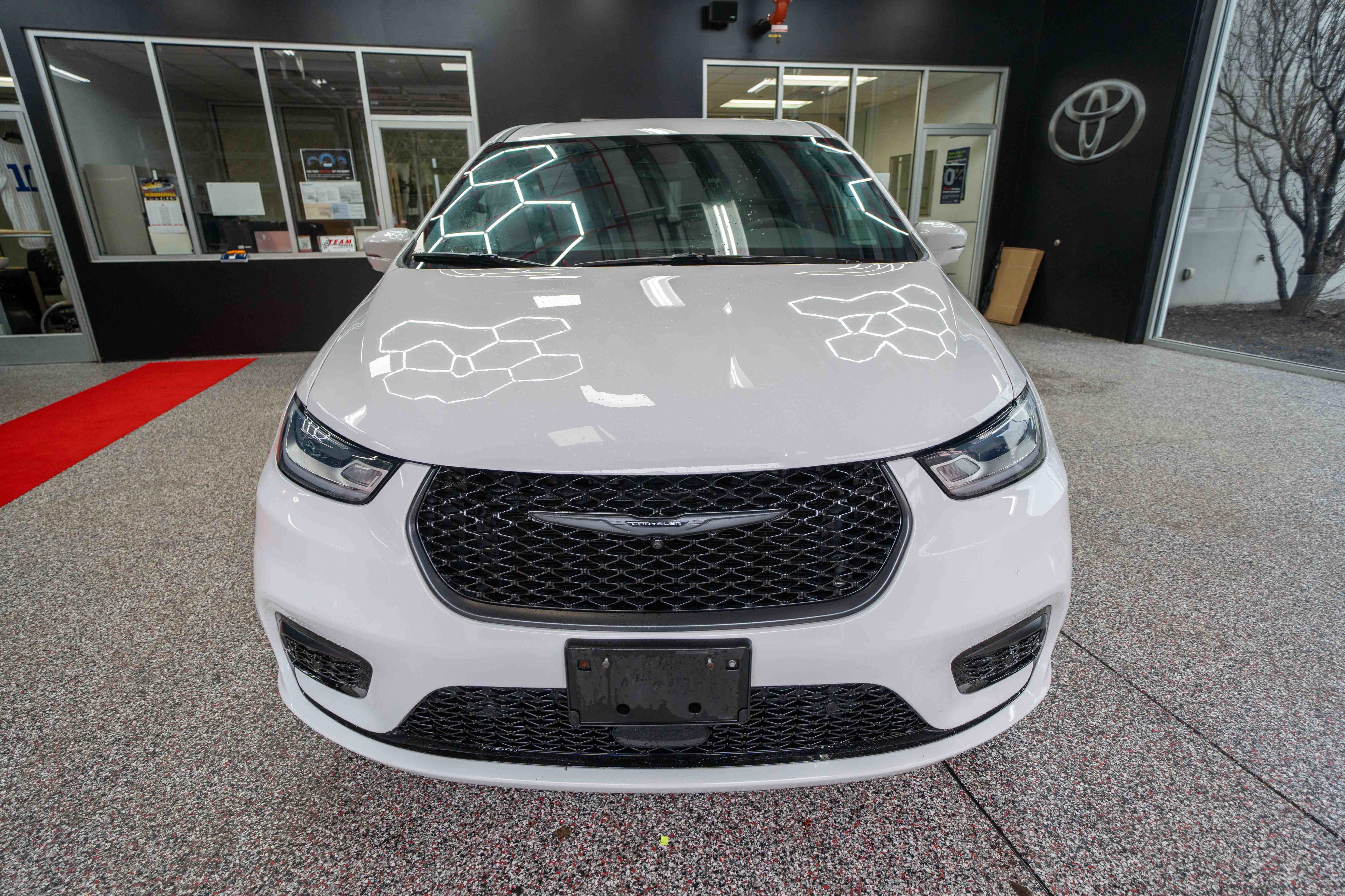 Used 2022 Chrysler Pacifica Touring-L w/ Uconnect Theater Family Group image 6