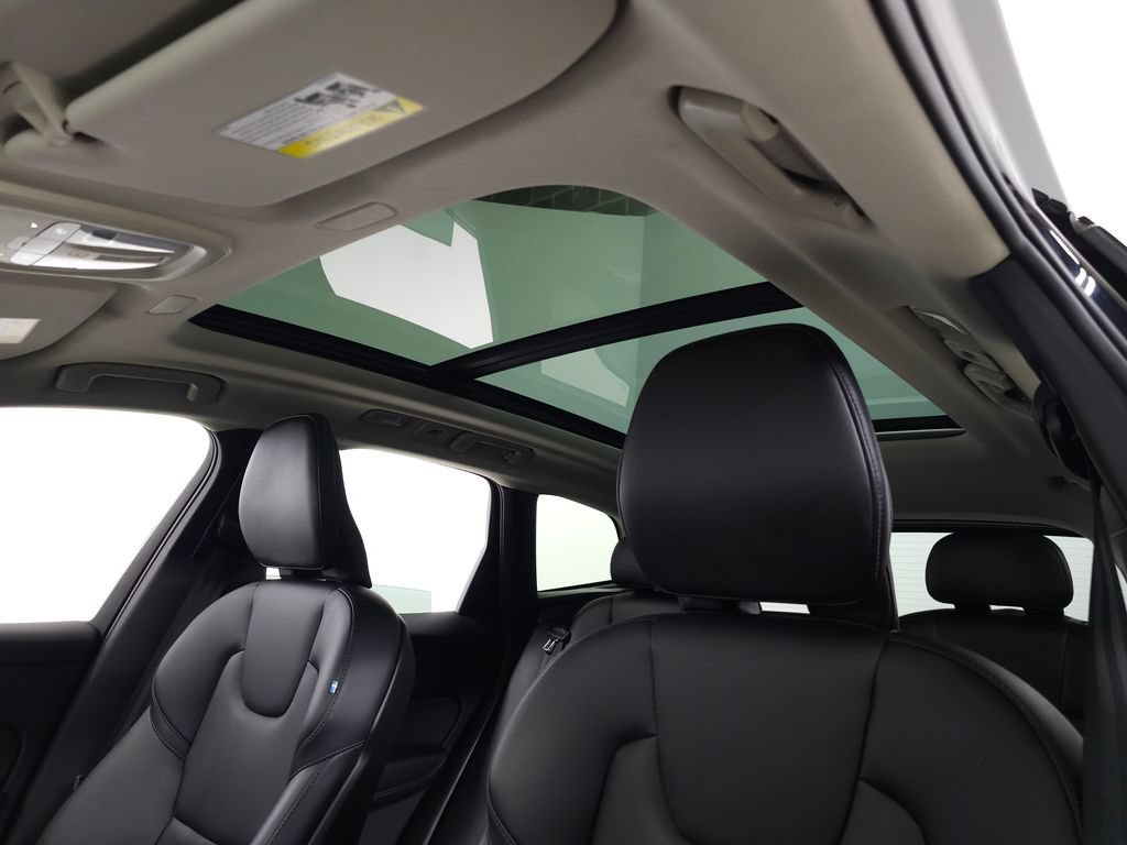 Certified 2025 Volvo XC60 B5 Core AWD/4WD image 19
