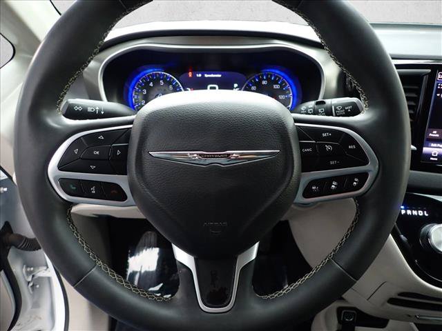 Used 2024 Chrysler Pacifica Touring-L FWD image 15