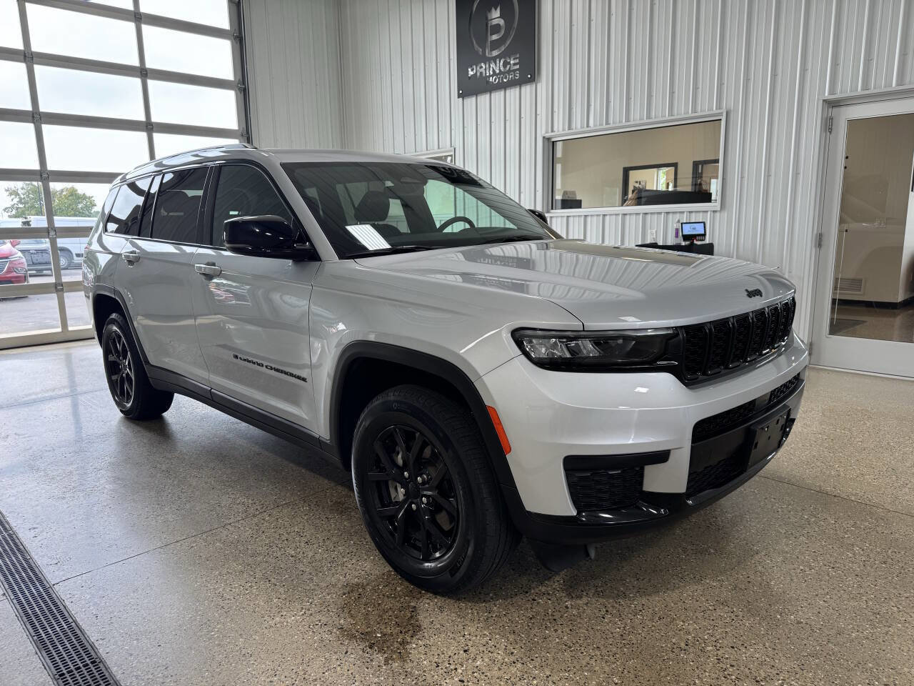 Used 2024 Jeep Grand Cherokee L Laredo image 4