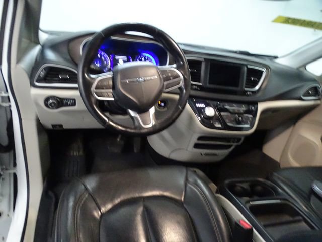 Used 2019 Chrysler Pacifica Touring-L image 5