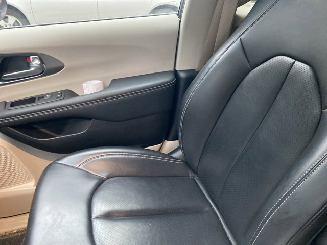 Used 2023 Chrysler Pacifica Touring-L image 25