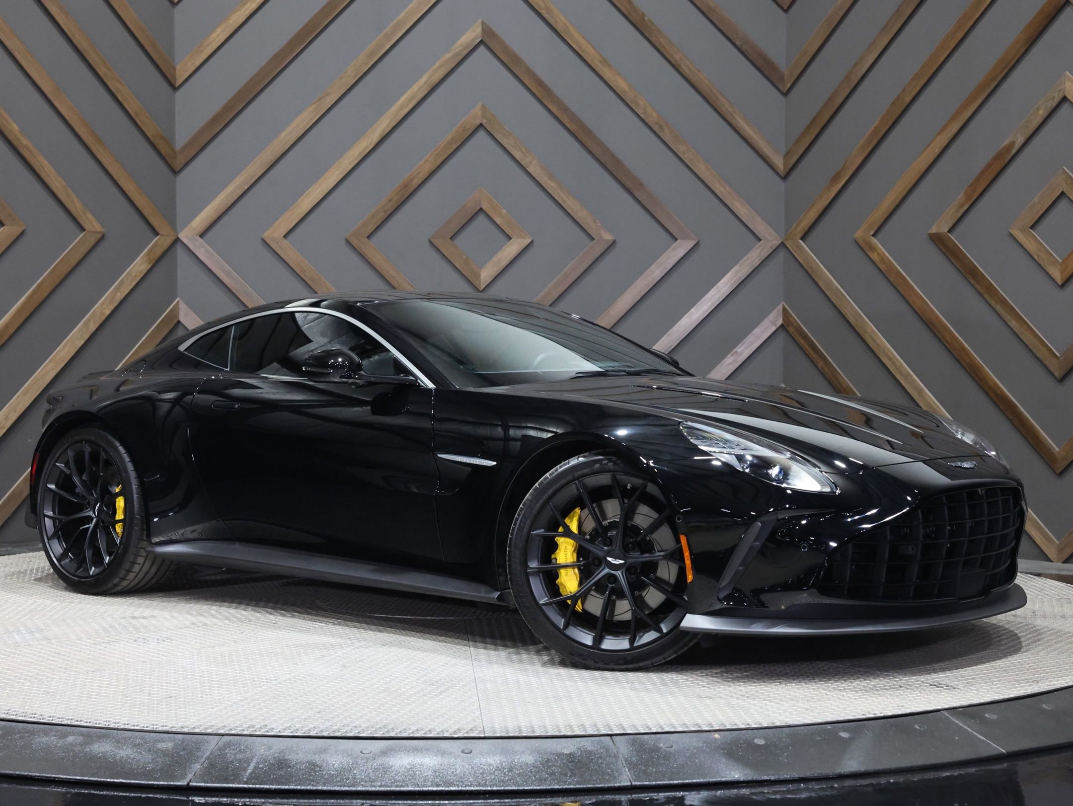 Used 2026 Aston Martin V8 Vantage Coupe image 1