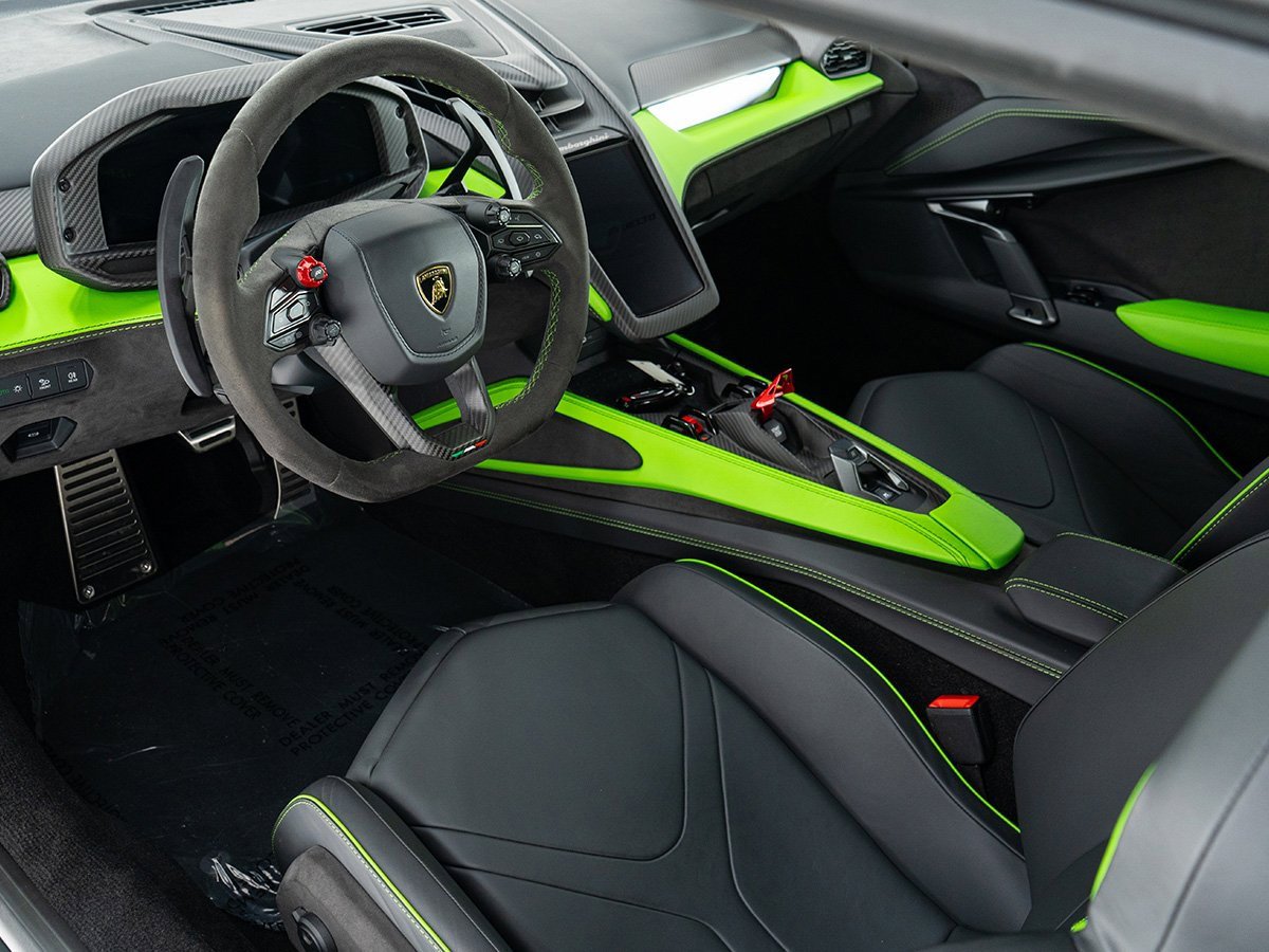 Used 2024 Lamborghini Revuelto image 13