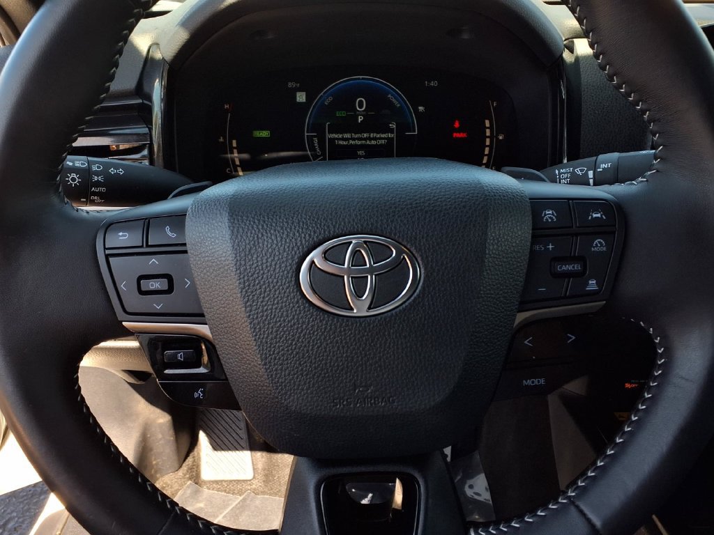 Used 2025 Toyota Camry SE FWD image 13