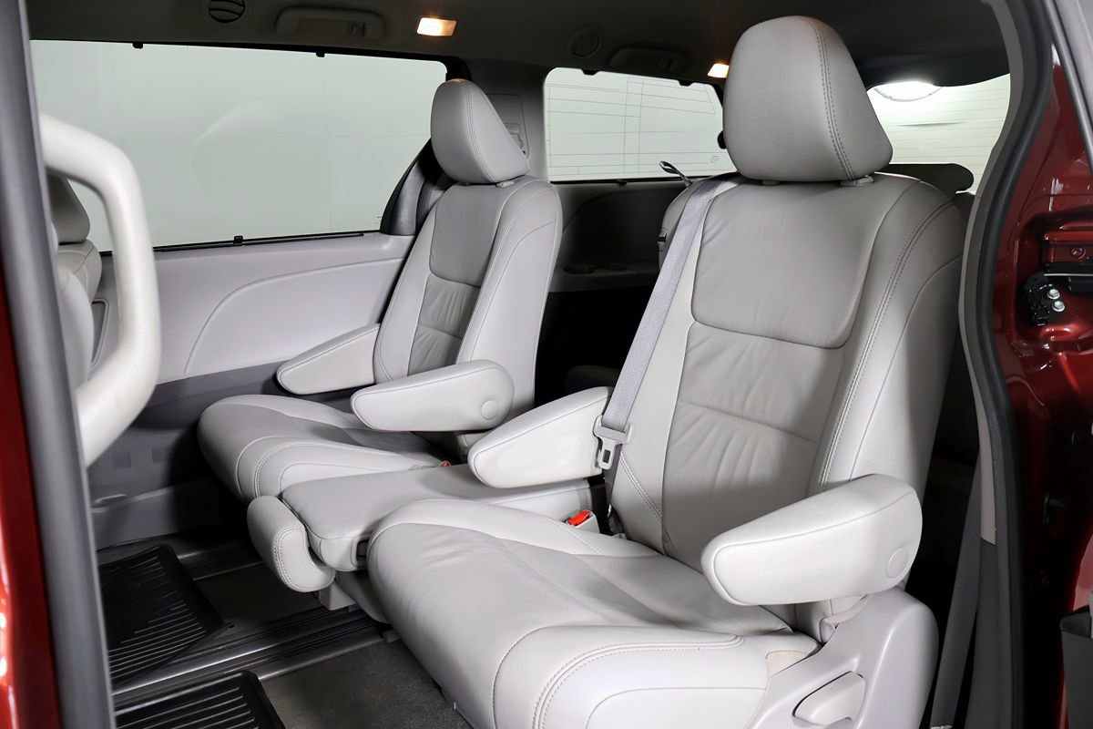 Used 2018 Toyota Sienna XLE w/ XLE Navigation Package FWD image 48