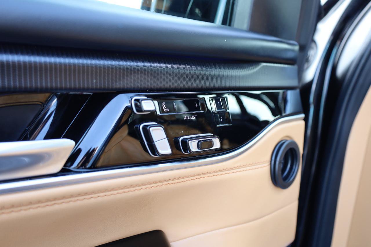 Used 2025 Jeep Grand Wagoneer Series III w/ Rear Seat Video Group 1 AWD/4WD image 6