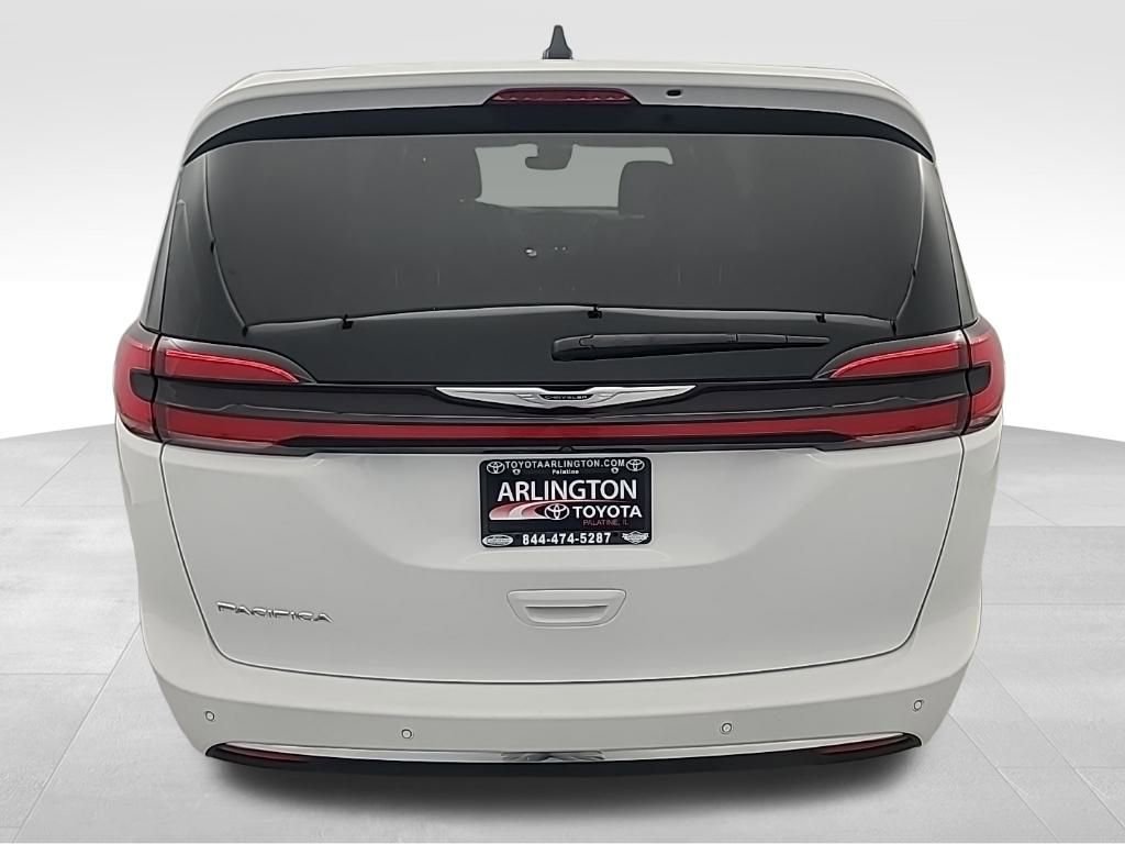 Used 2025 Chrysler Pacifica Select image 5
