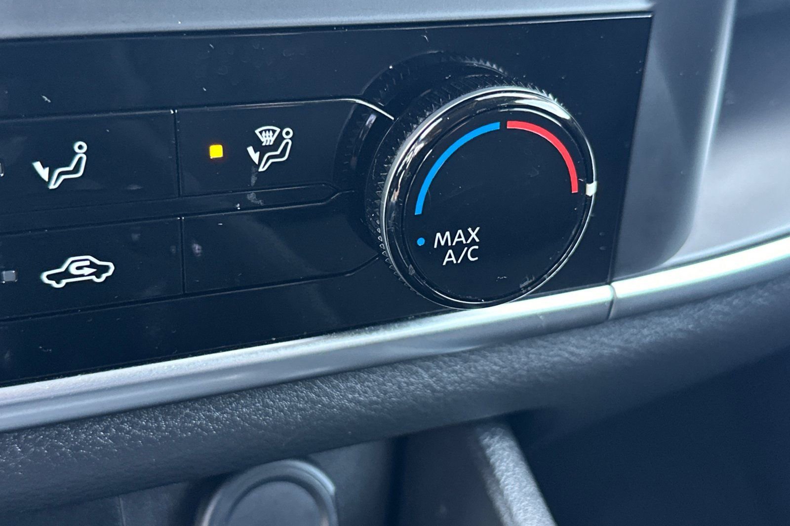 Used 2024 Nissan Rogue S image 29