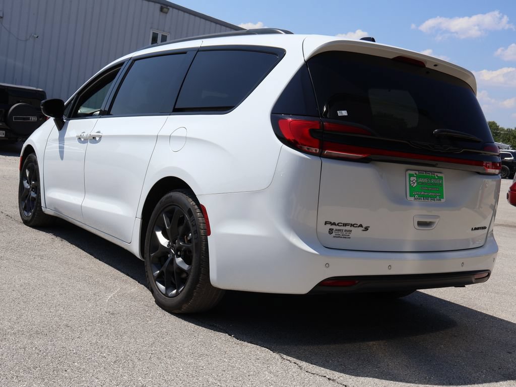 Used 2025 Chrysler Pacifica Limited FWD image 3