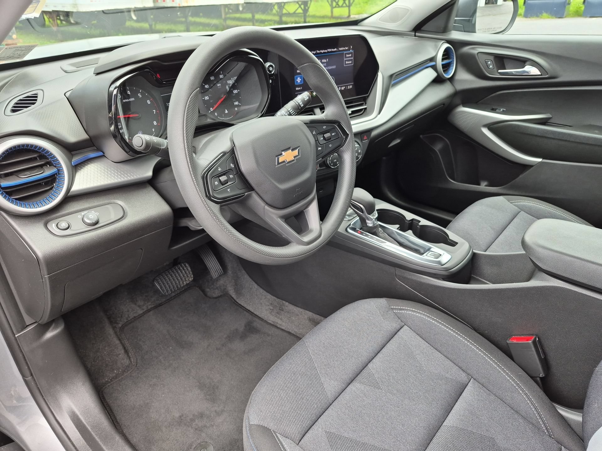 Certified 2025 Chevrolet Trax LS FWD image 10