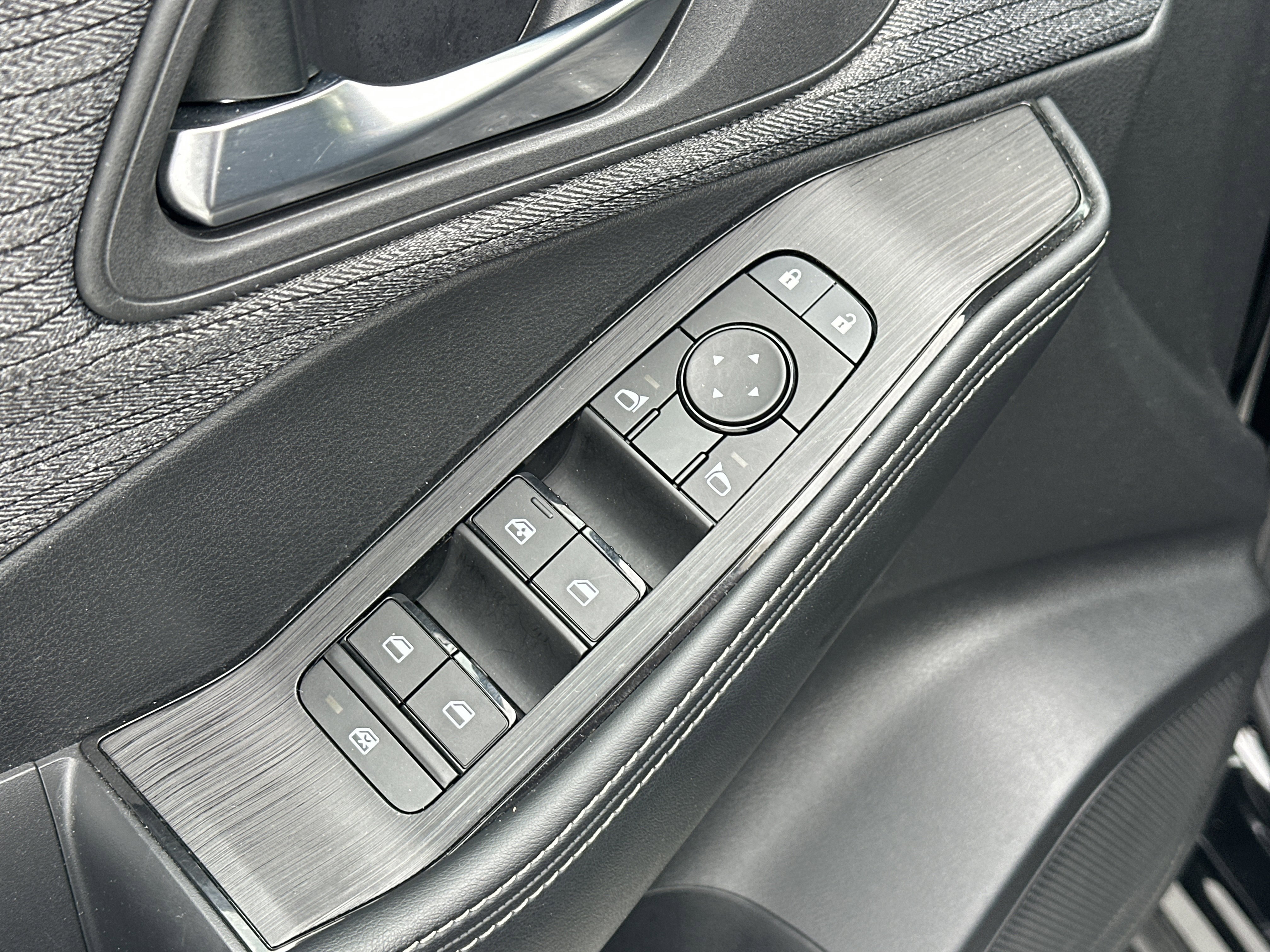 Used 2023 Nissan Rogue SV image 15