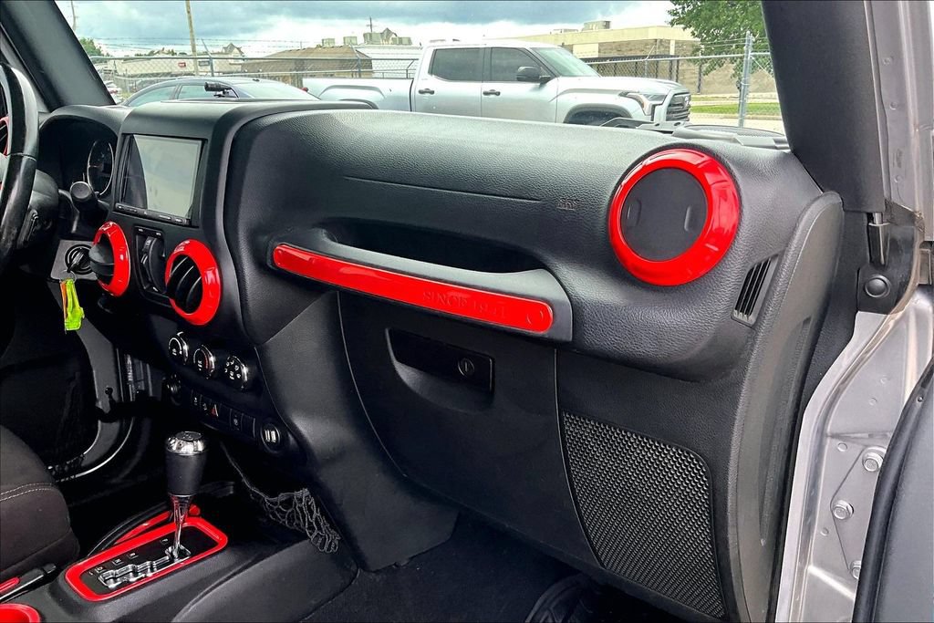 Used 2015 Jeep Wrangler Unlimited Sahara w/ Connectivity Group AWD/4WD image 18