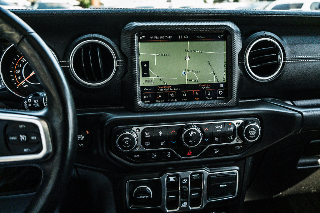 Used 2018 Jeep Wrangler Unlimited Sahara w/ Uconnect 4C Nav & Sound Group AWD/4WD image 30