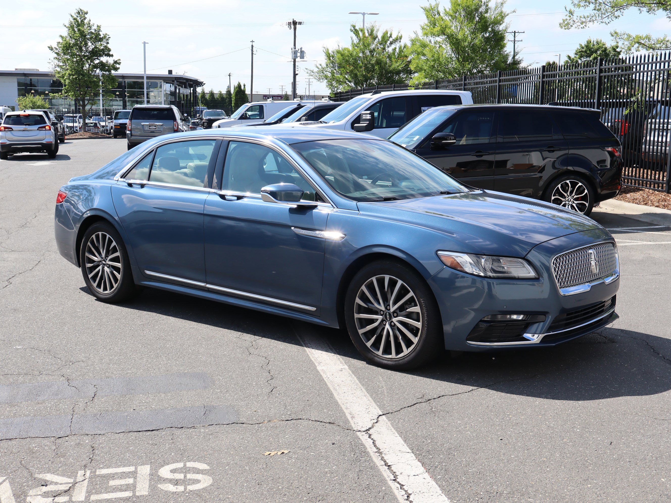 Used 2018 Lincoln Continental Select FWD video 2