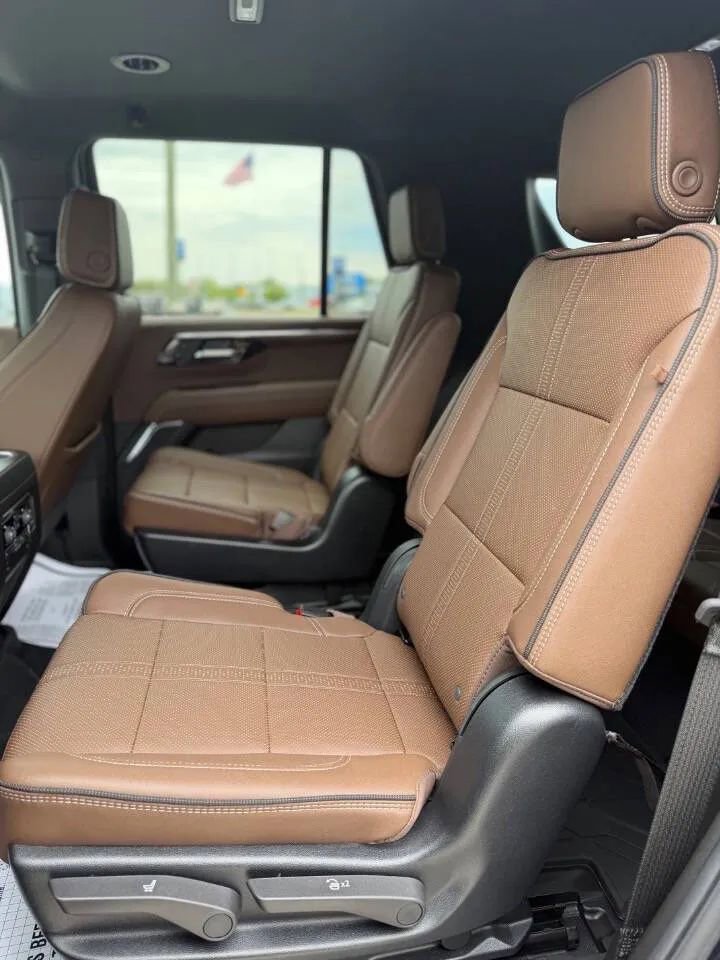 Used 2025 Chevrolet Tahoe High Country AWD/4WD image 19