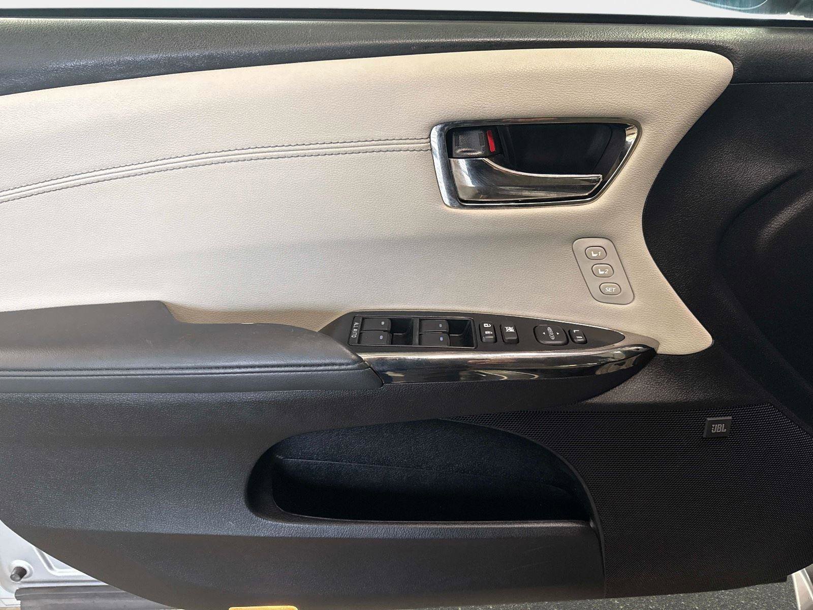 Used 2017 Toyota Avalon Limited w/ Carpet Mat Package image 18