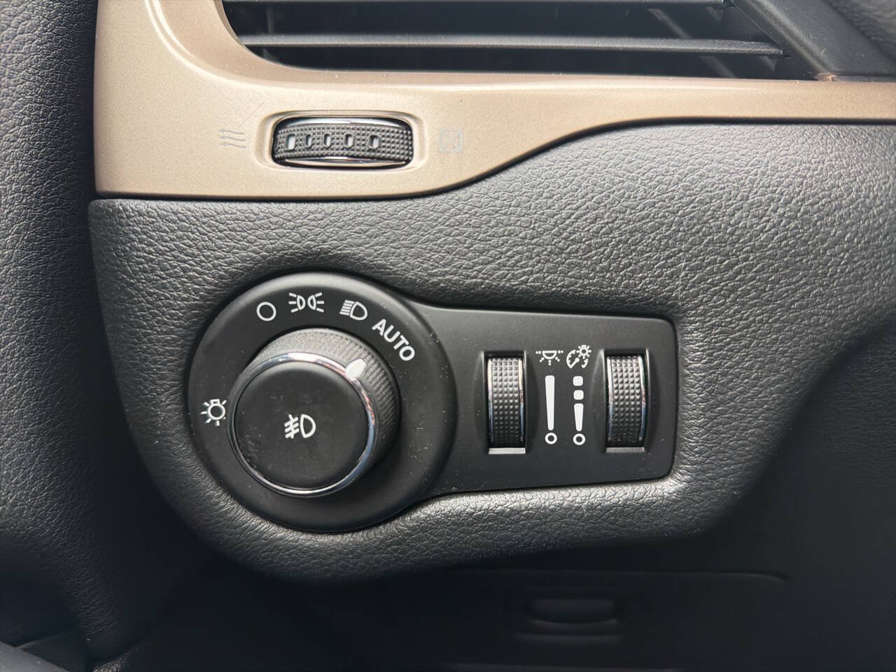 Used 2015 Jeep Cherokee Latitude w/ Cold Weather Group AWD/4WD image 12