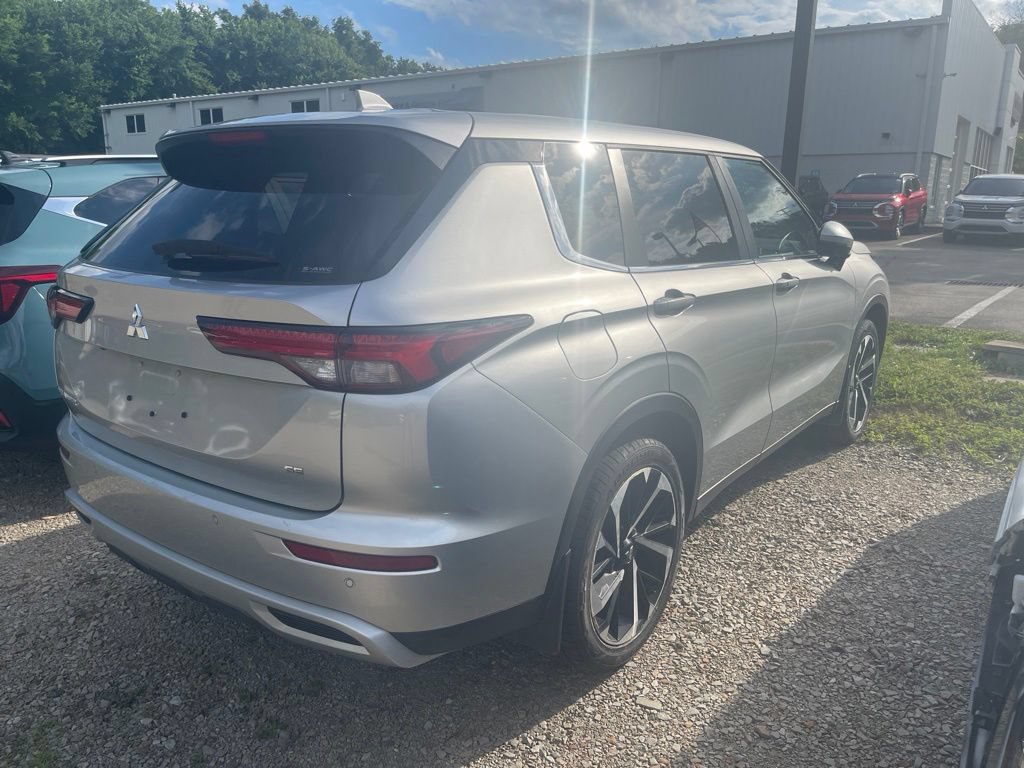 Used 2024 Mitsubishi Outlander SE AWD/4WD image 2