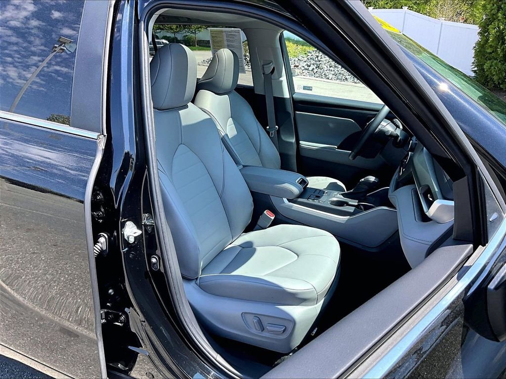 Used 2023 Toyota Highlander XLE AWD/4WD image 11