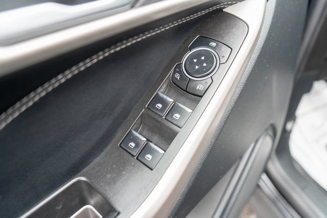 Used 2023 Ford Explorer XLT AWD/4WD image 18