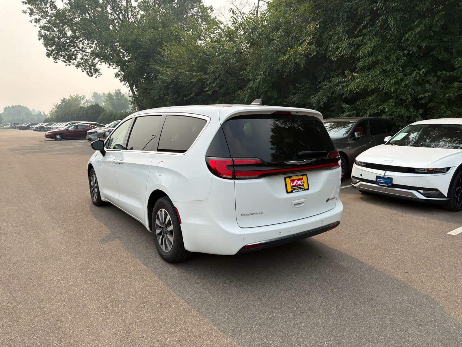 Used 2024 Chrysler Pacifica Limited FWD image 3