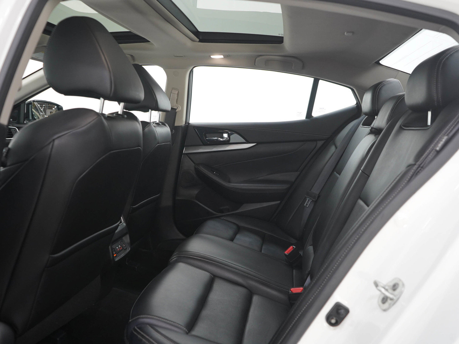 Used 2023 Nissan Maxima SL FWD image 13