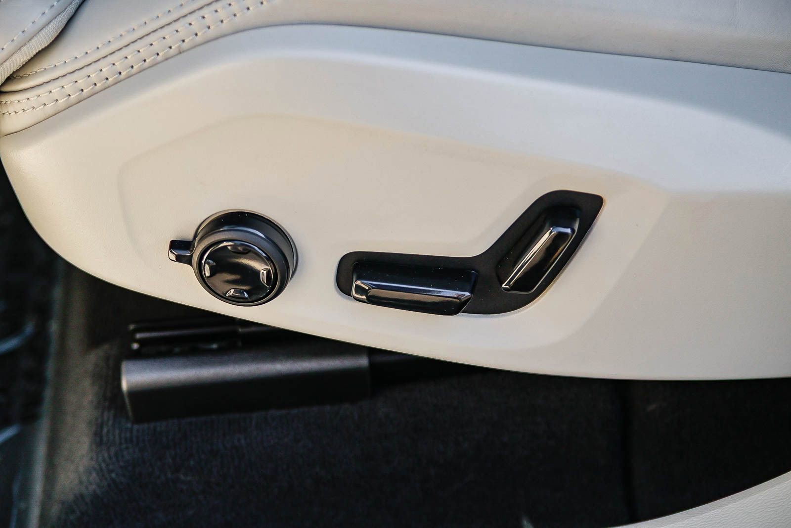 Used 2026 Volvo XC60 B5 Ultra w/ Protection Package Premier image 24