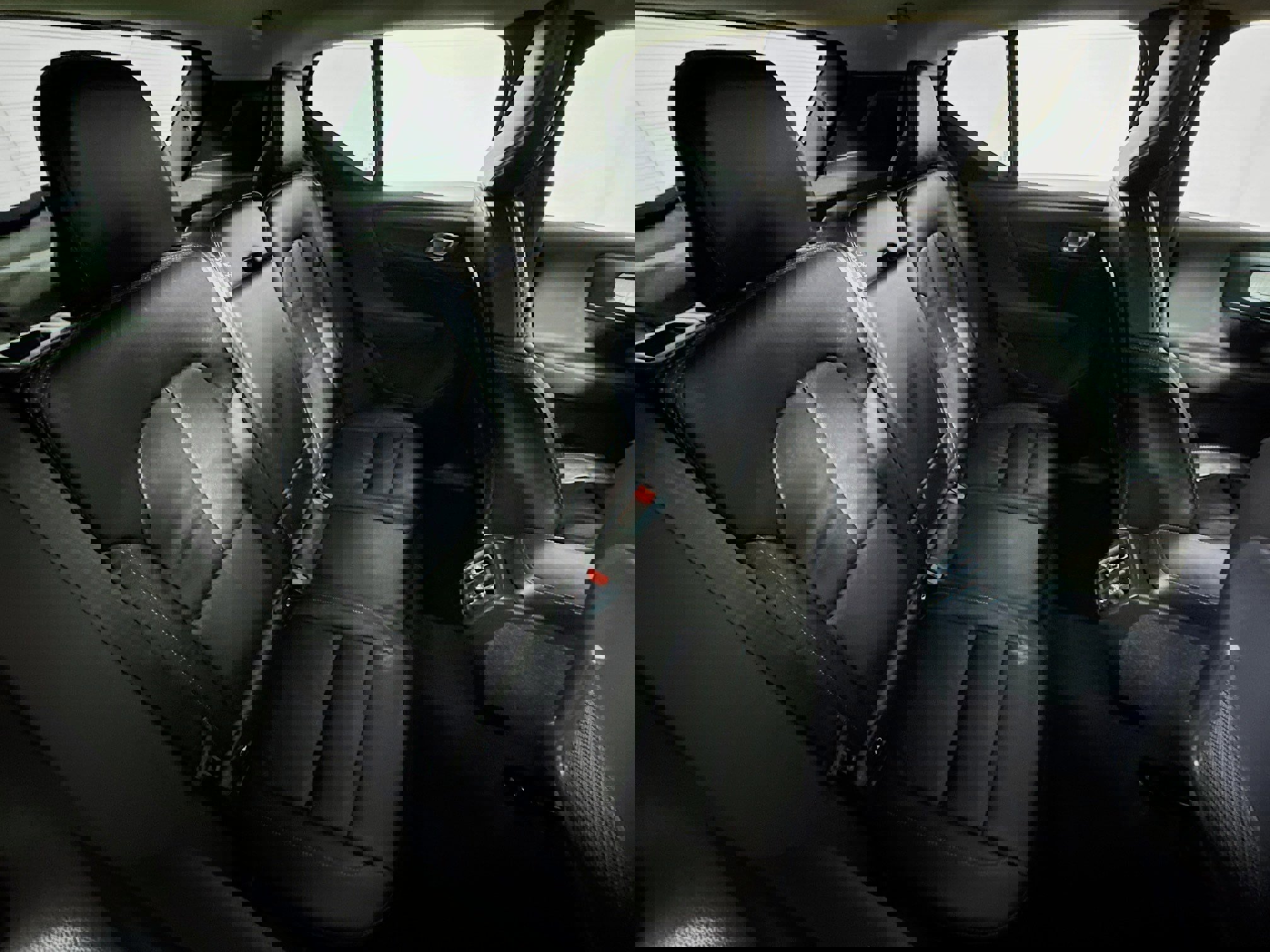 Used 2023 Volvo XC40 B5 Plus image 26