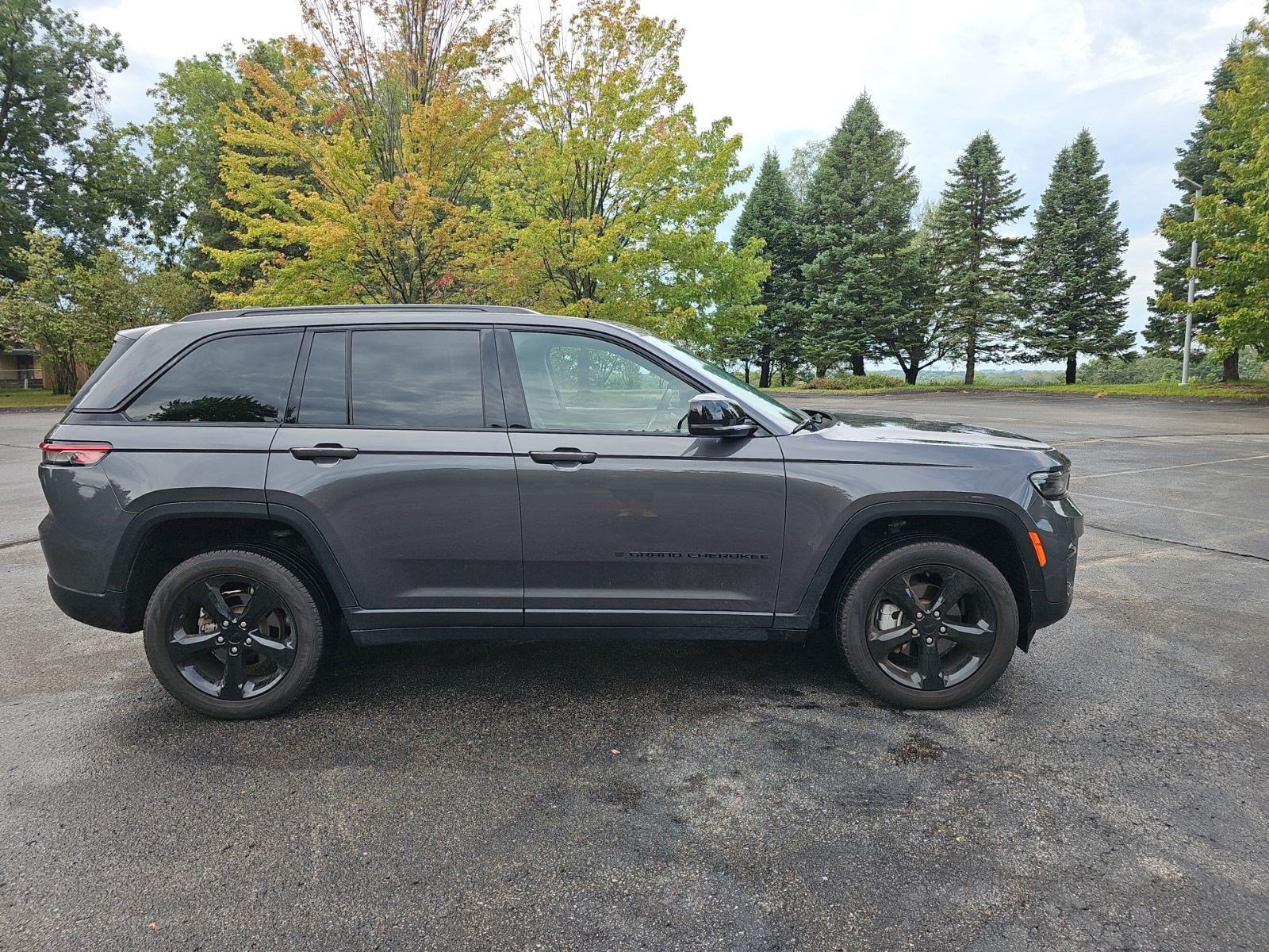Used 2024 Jeep Grand Cherokee Limited w/ Black Appearance Package AWD/4WD image 7